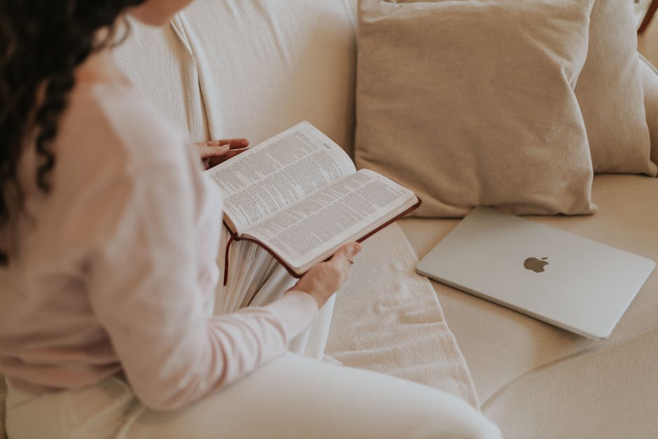 Sala de conciertos íntima con iluminación cálida